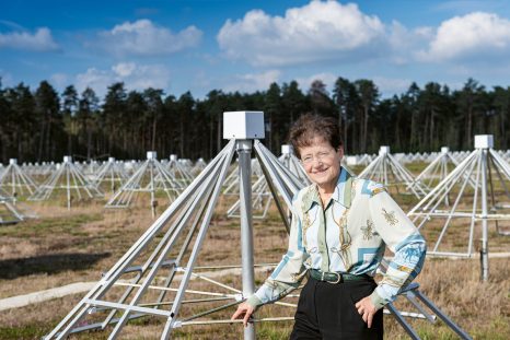 Françoise Combes devant les antennes du réseau NenuFAR